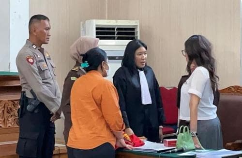nikita mirzani ribut disidang dengan jaksa