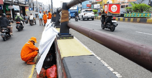 Warga Minta Sampah Numpuk di Ciputat Diangkut, Bukan Cuma Ditutup Terpal