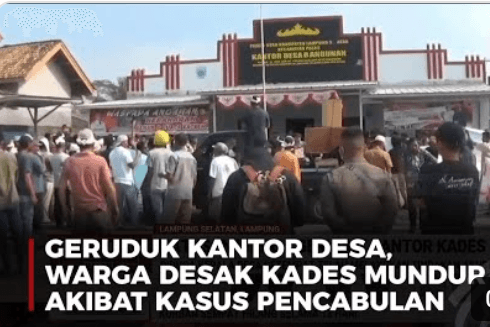 Beramai - ramai Warga Geruduk Kantor Desa Gegara Kades Berbuat Cabul