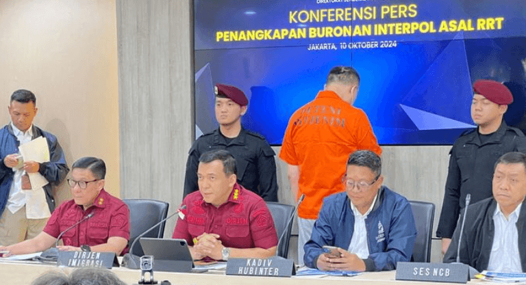 Petugas Imigrasi Bandara Internasional Ngurah Rai berhasil menangkap LQ Buron Interpol Asal Tiongkok Namanya LQ, Pelaku Investasi Bodong Rp210 T