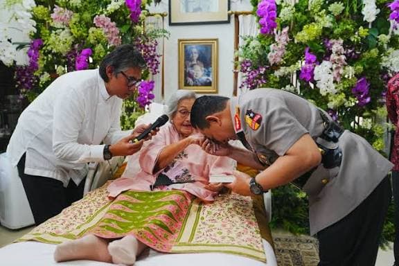 Prabowo Anugerahkan Bintang Bhayangkara Pratama ke Meri Hoegeng