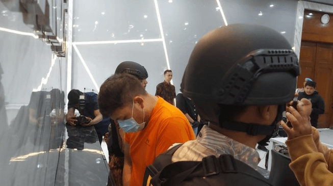 Onani di belakang cewek antri? Parah banget!