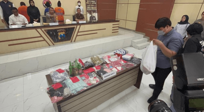 Pesta Seks Swinger di Kota Batu 12 Pasangan , Fasilitator Jadi Tersangka