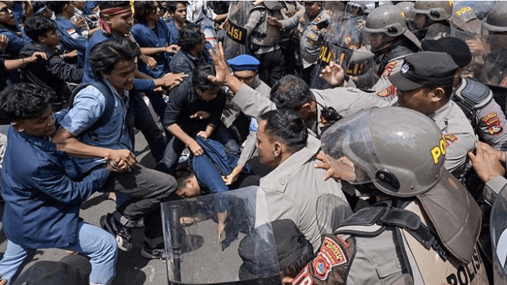 Mahasiswa UPNVJ Ditangkap Saat Demo di DPR, Kampus Kecam Aksi Represif Polisi