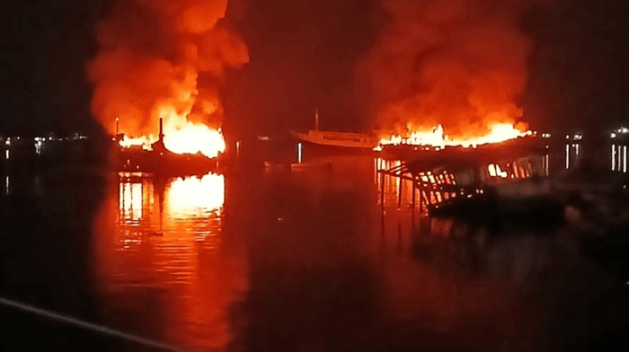 Tiga Kapal Wisata Terbakar di Teluk Kayangan, Kru Panik Lompat Selamatkan Diri