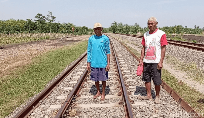 Hindarkan KA Dharmawangsa dari Kecelakaan, Momen 2 Lansia Lari Kibarkan Kaus